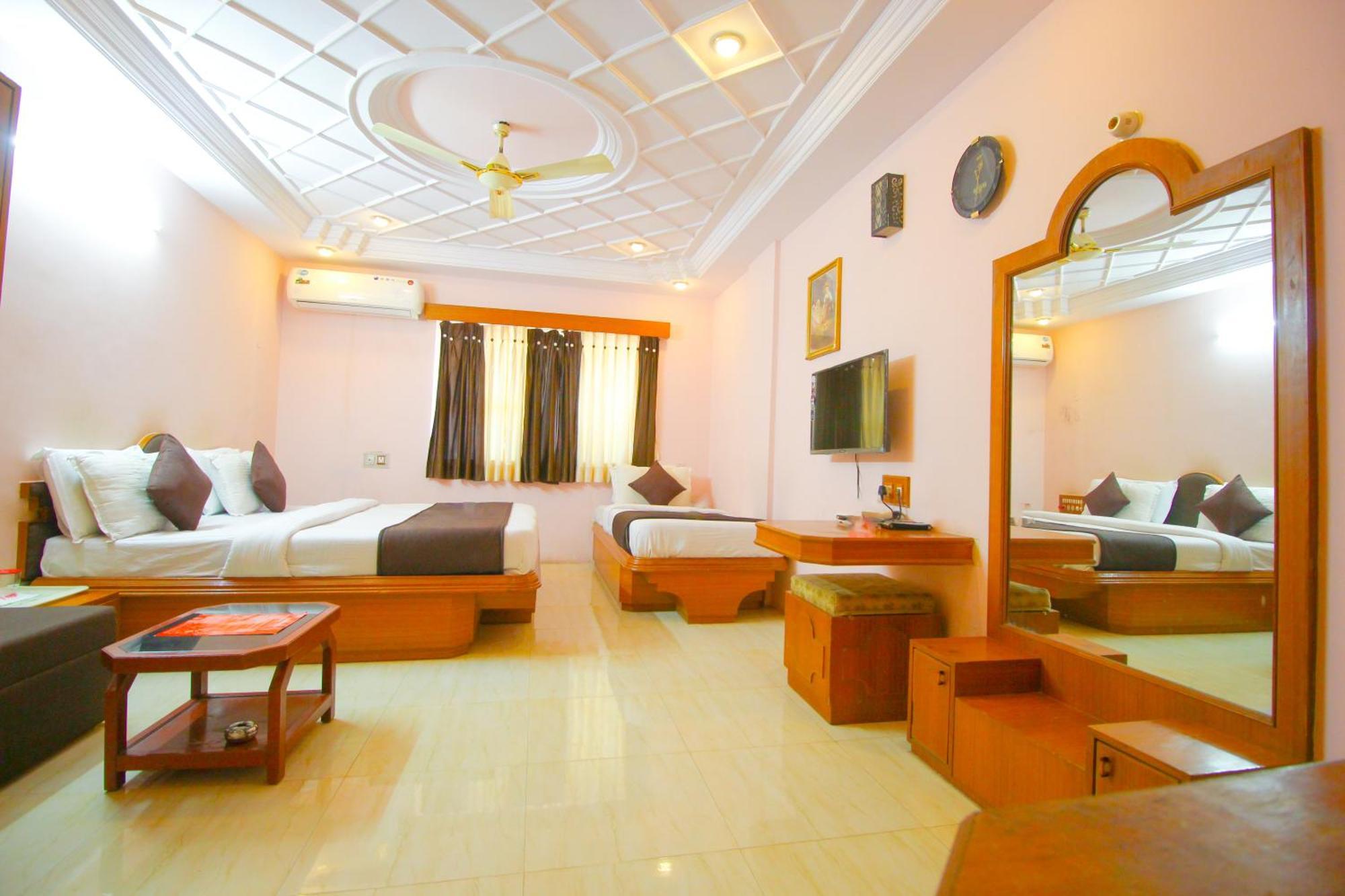 Hotel Upasana Rajkot Extérieur photo