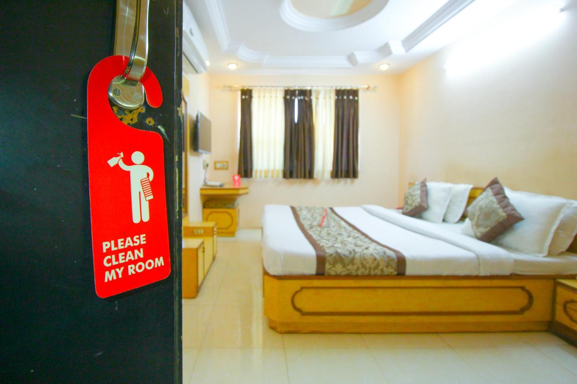 Hotel Upasana Rajkot Extérieur photo