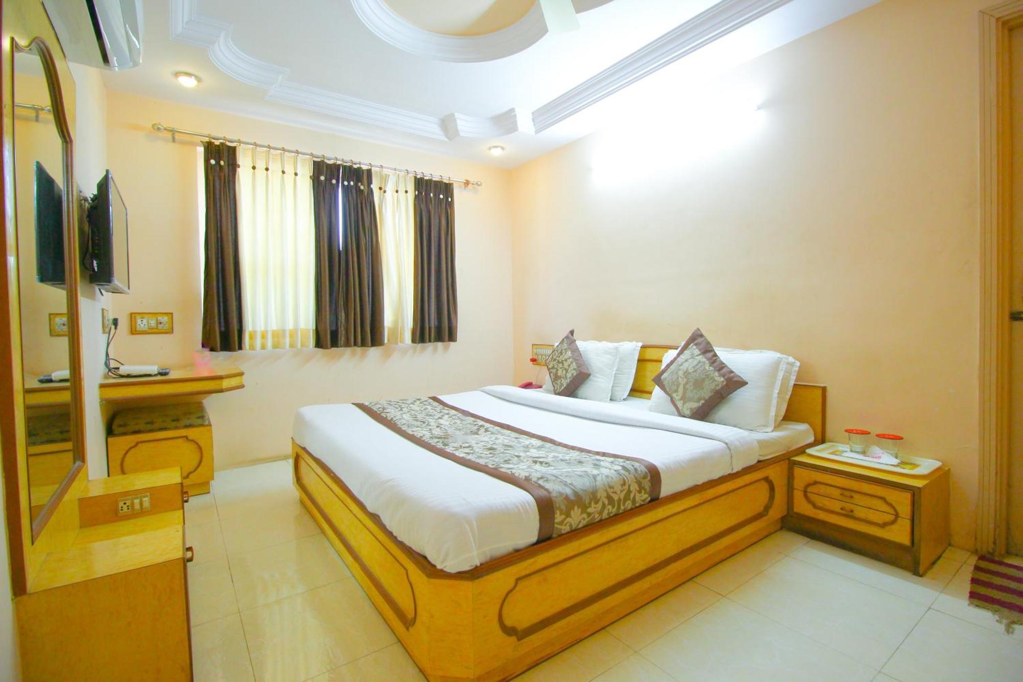 Hotel Upasana Rajkot Extérieur photo