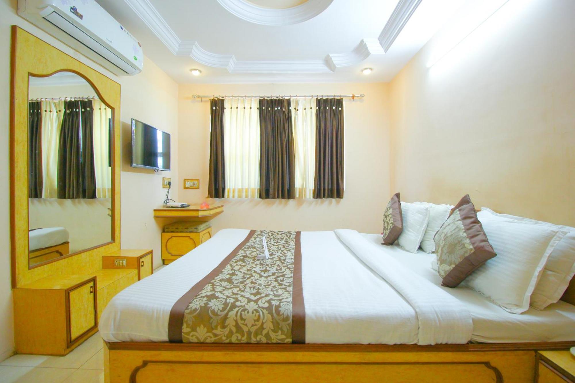 Hotel Upasana Rajkot Extérieur photo