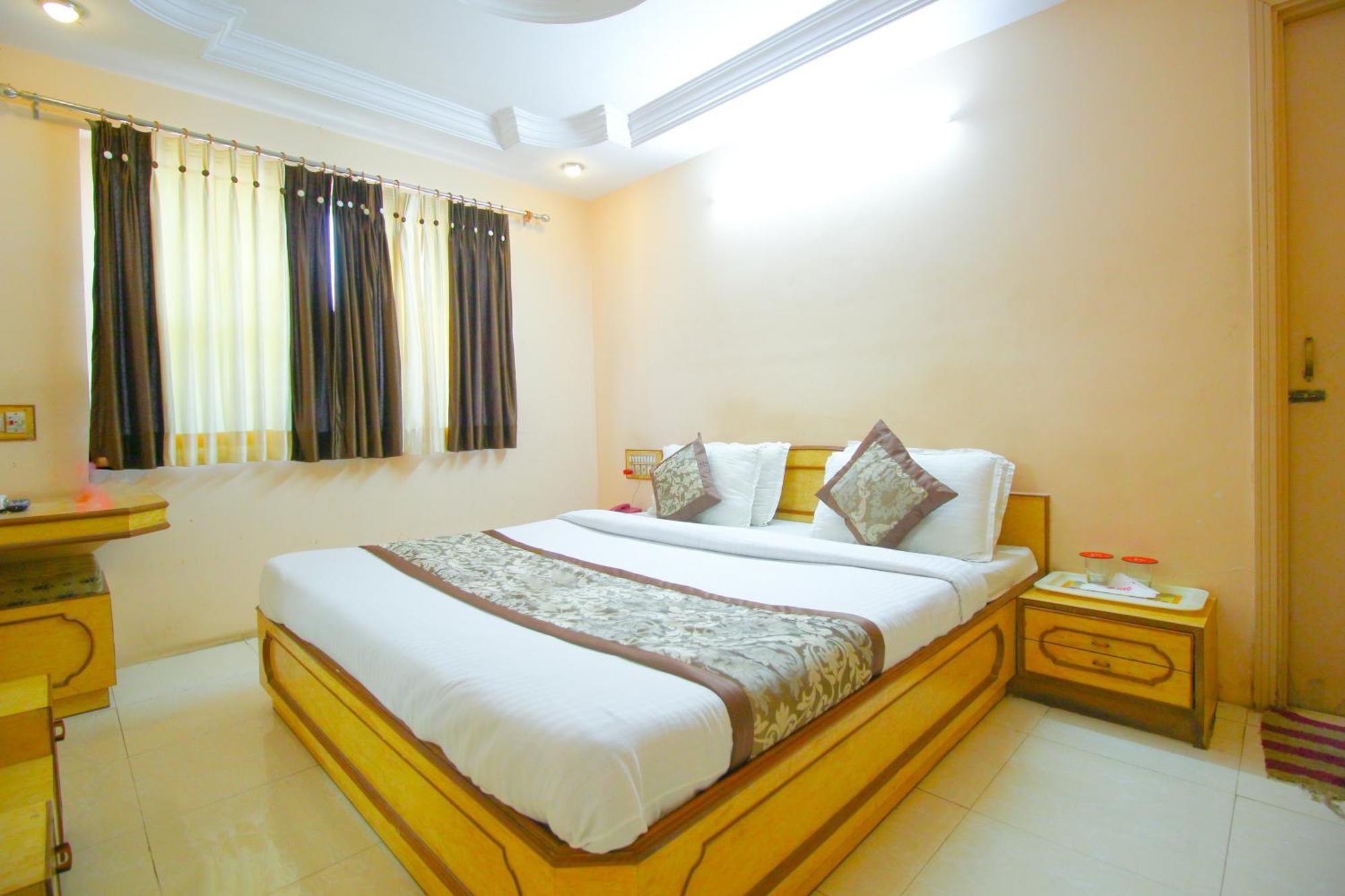 Hotel Upasana Rajkot Extérieur photo