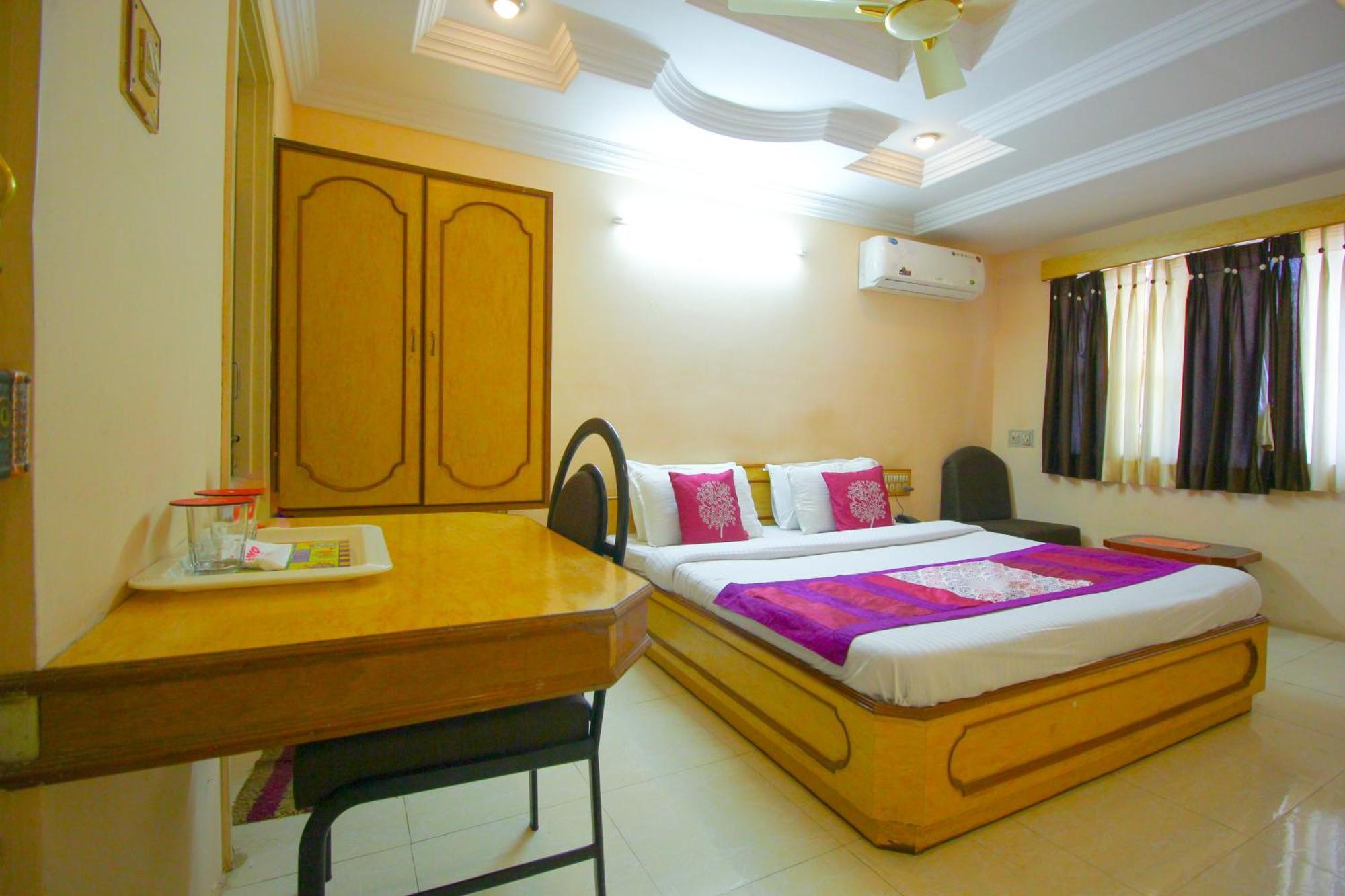 Hotel Upasana Rajkot Extérieur photo