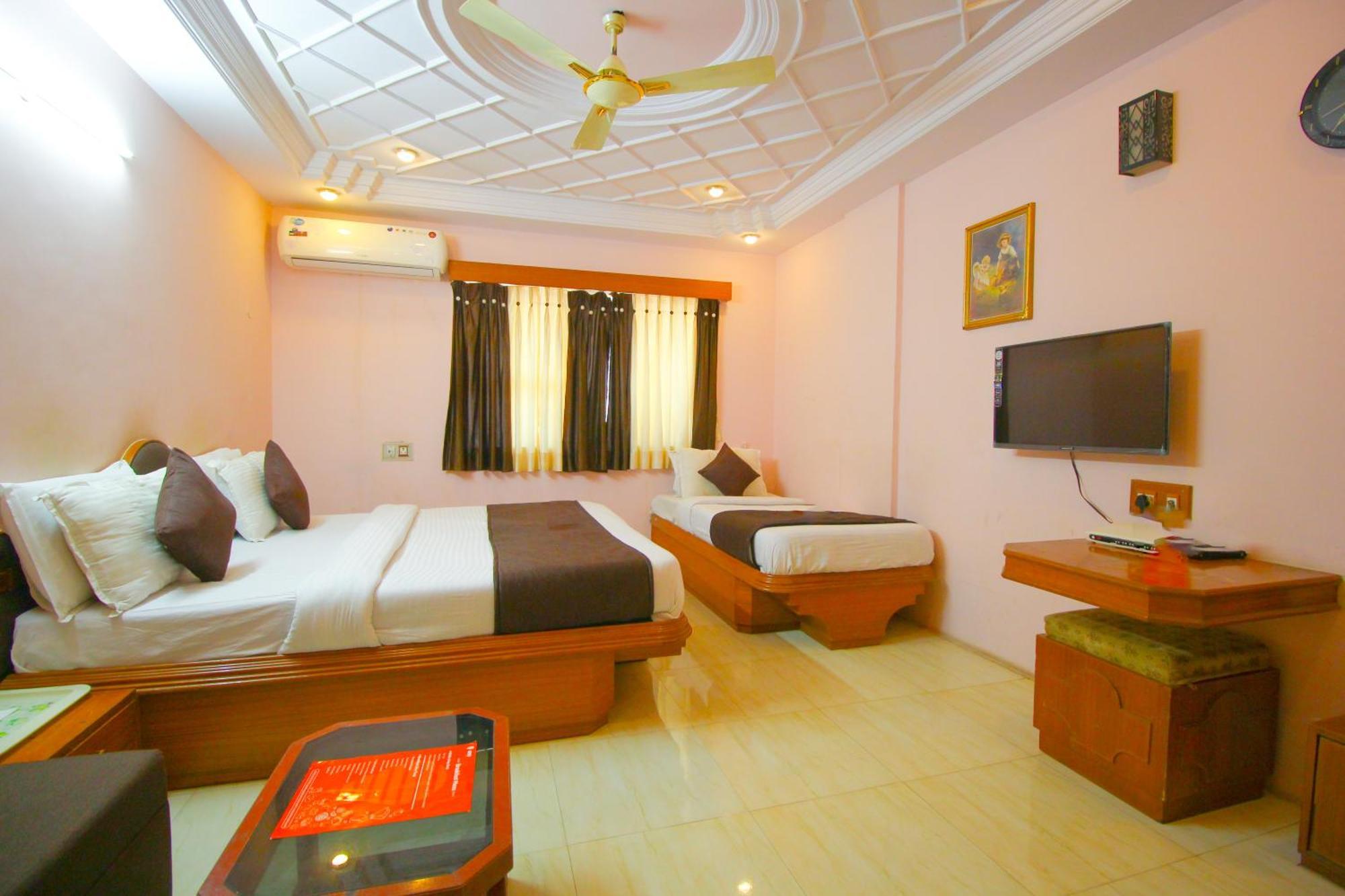 Hotel Upasana Rajkot Extérieur photo