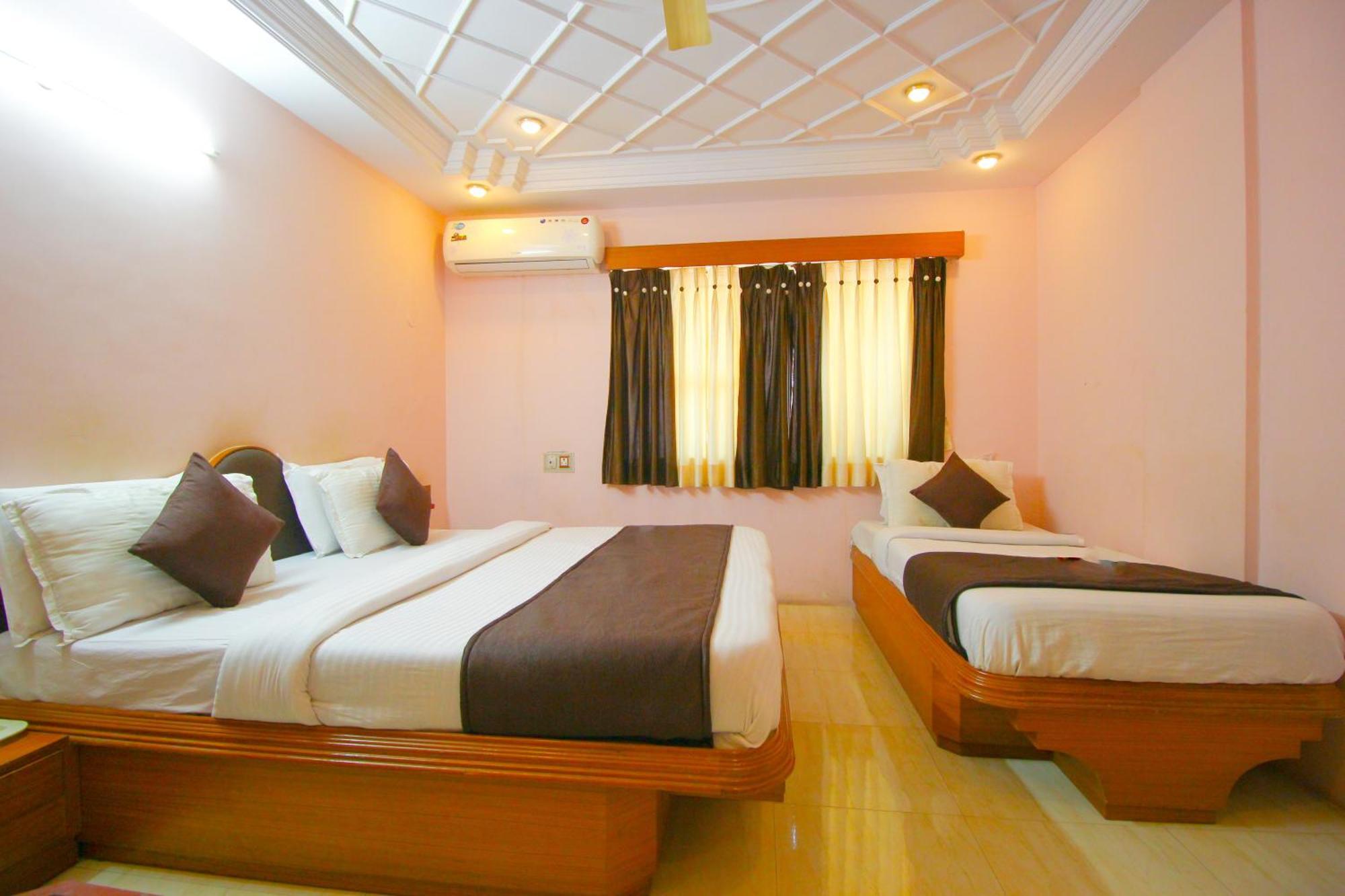 Hotel Upasana Rajkot Extérieur photo