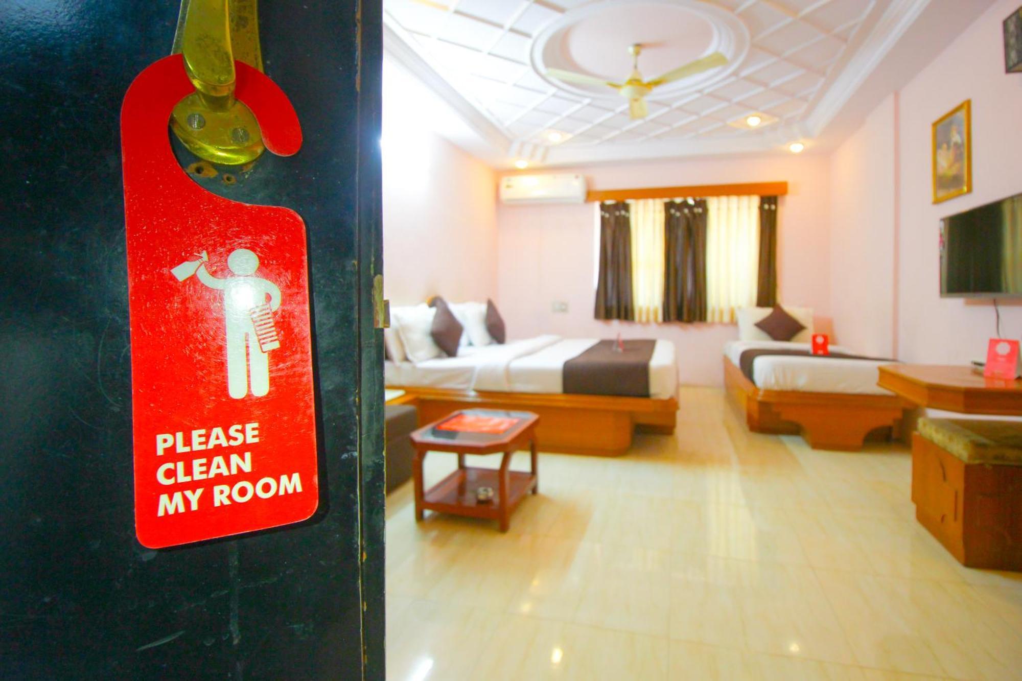 Hotel Upasana Rajkot Extérieur photo