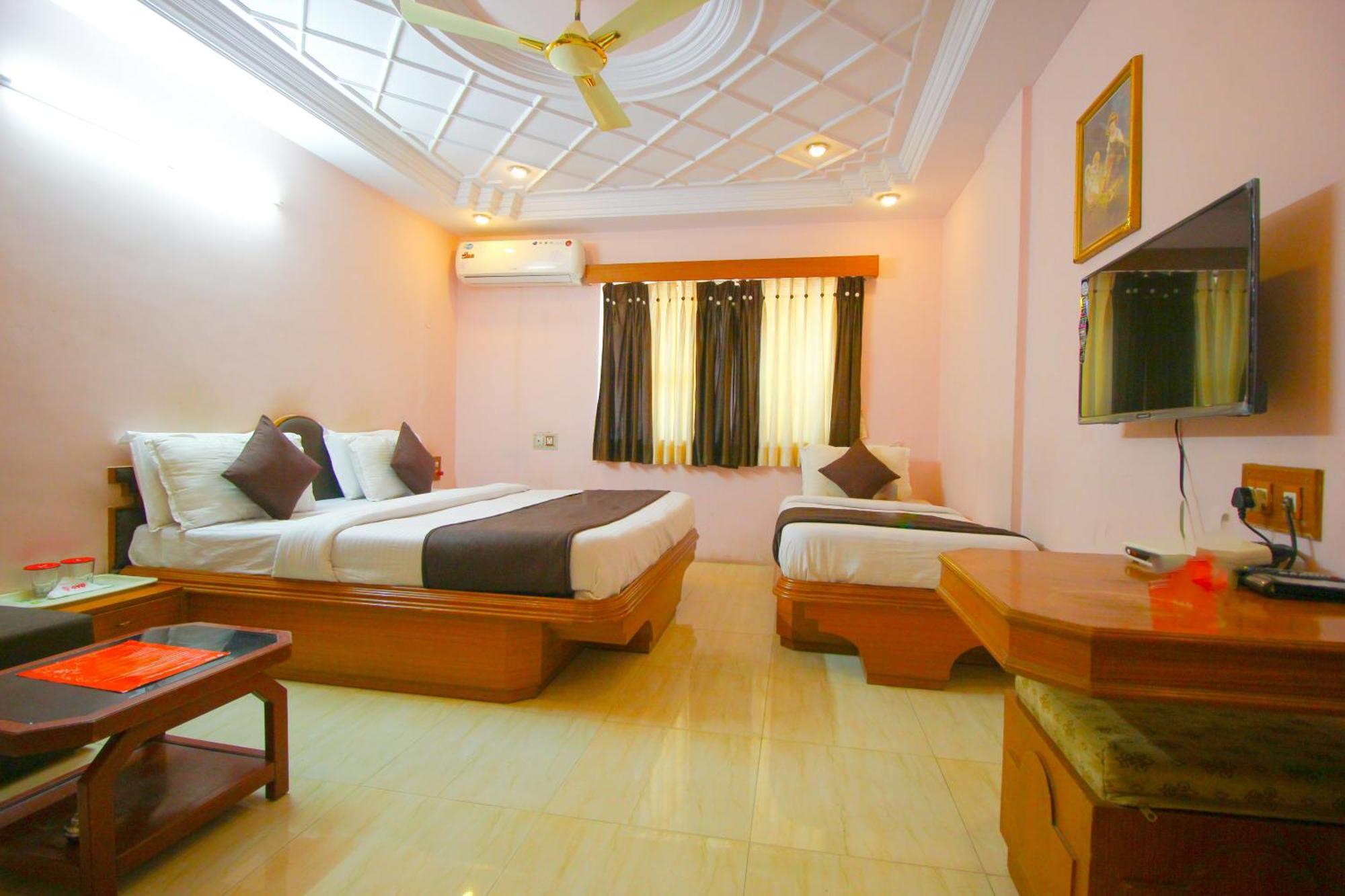 Hotel Upasana Rajkot Extérieur photo