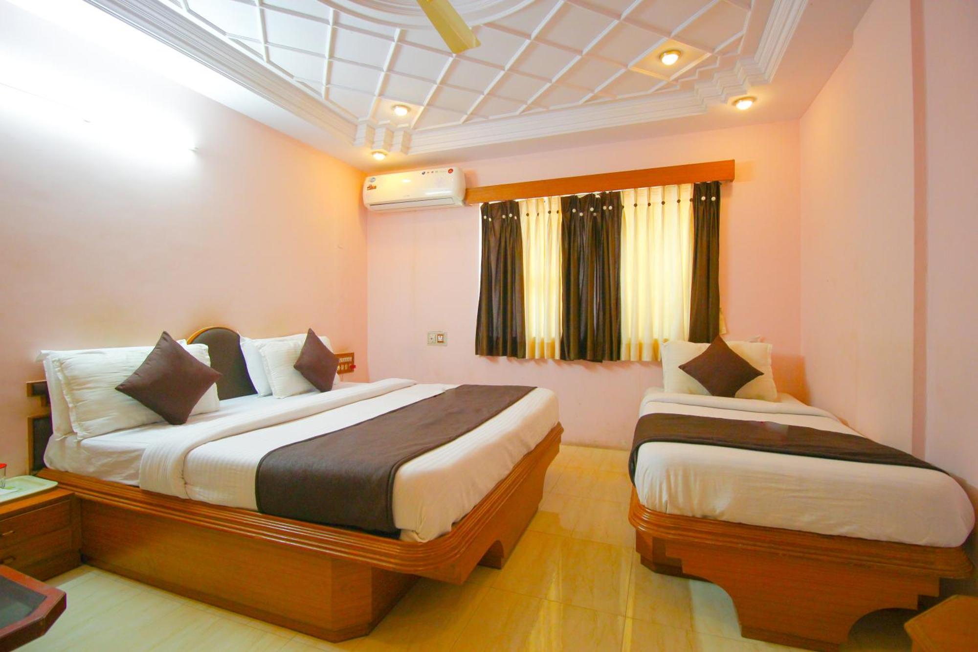 Hotel Upasana Rajkot Extérieur photo