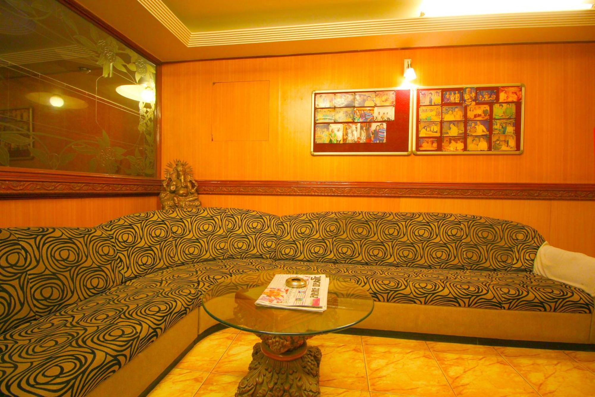 Hotel Upasana Rajkot Extérieur photo