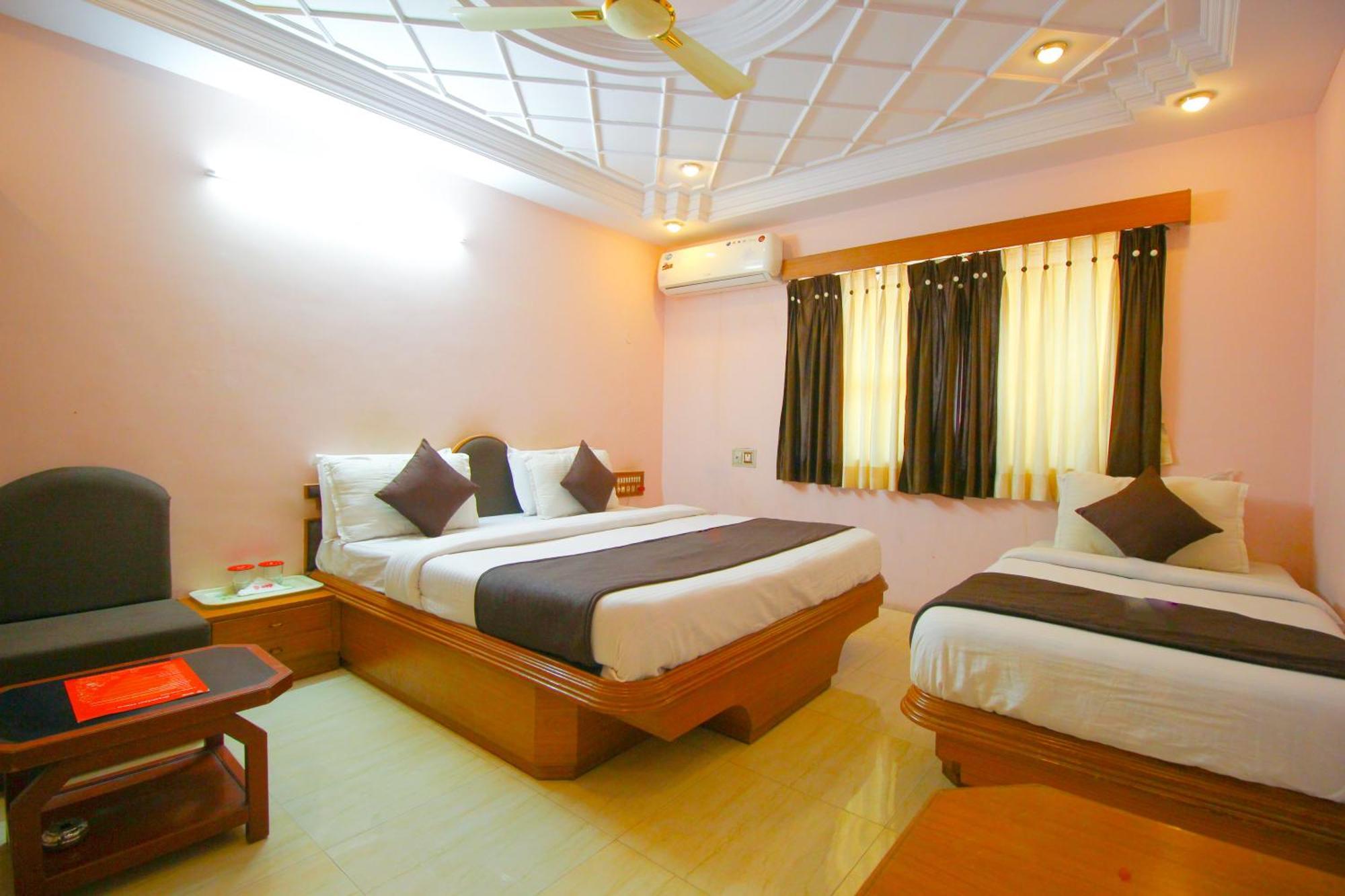 Hotel Upasana Rajkot Extérieur photo