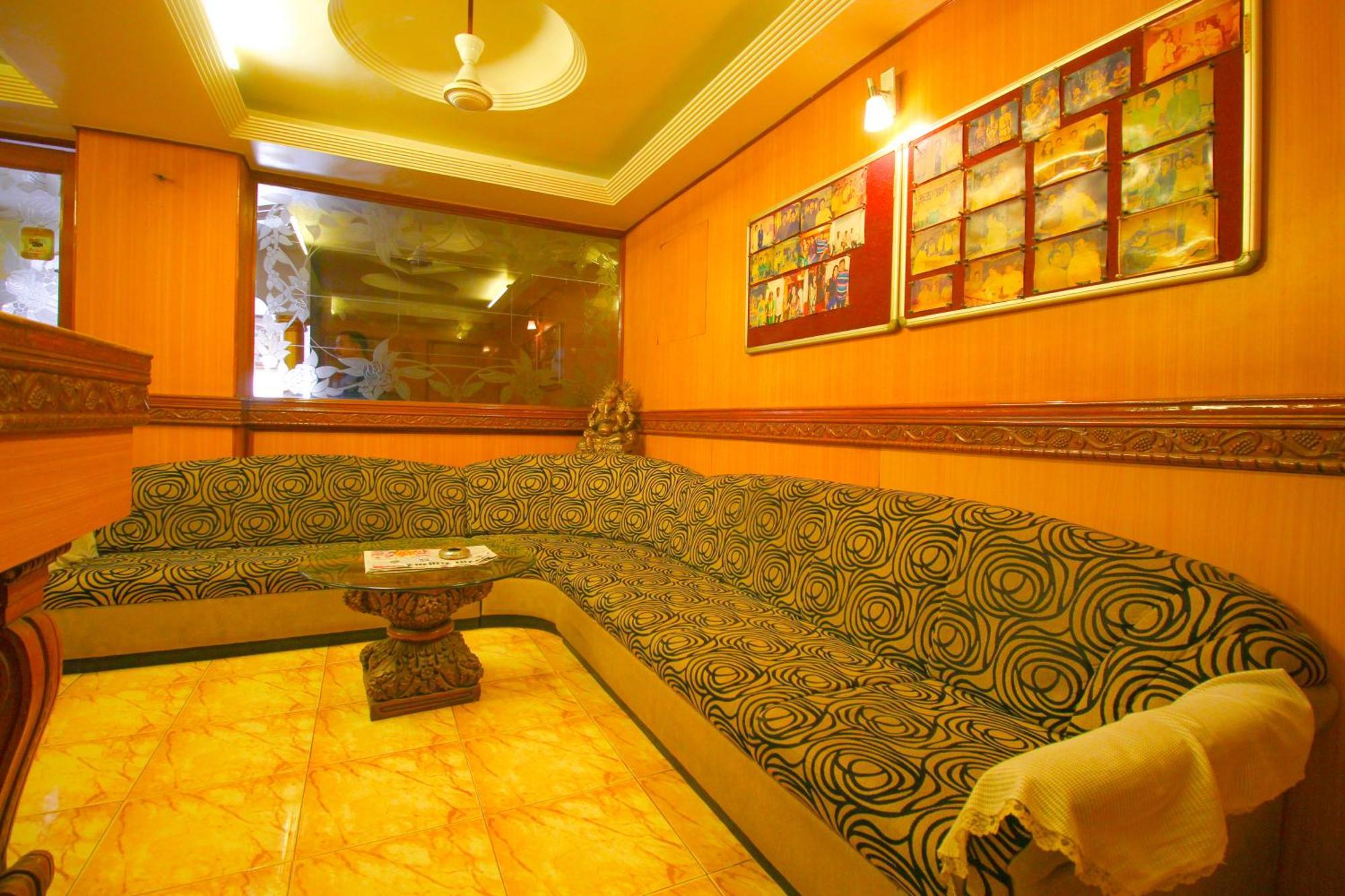 Hotel Upasana Rajkot Extérieur photo